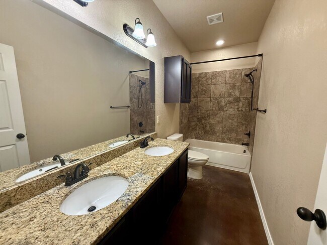 Building Photo - Beautiful 3 bedroom, 2 bathroom home in Ne...