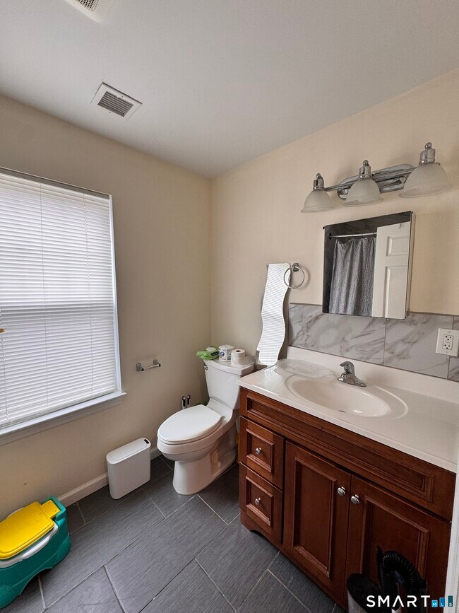 Building Photo - 18 Soundview Ave