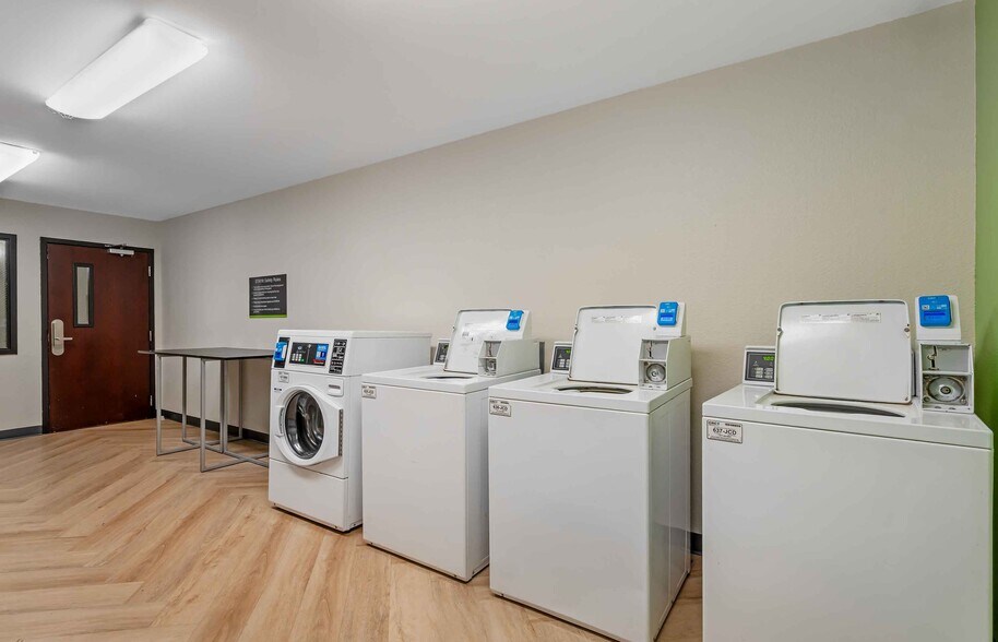 Building Photo - Furnished Studio-Tampa - Airport - Spruce Street