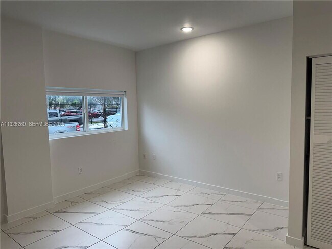 Building Photo - 420 SW 7th Ave