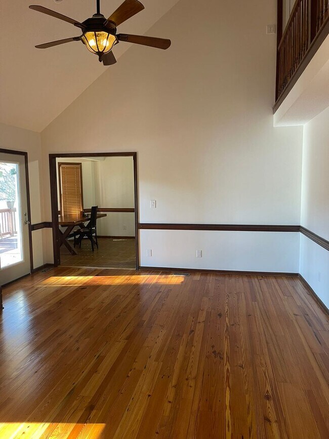 Building Photo - LAKE SHORES