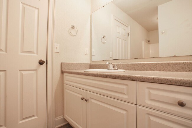 Building Photo - 807 W Longleaf Dr