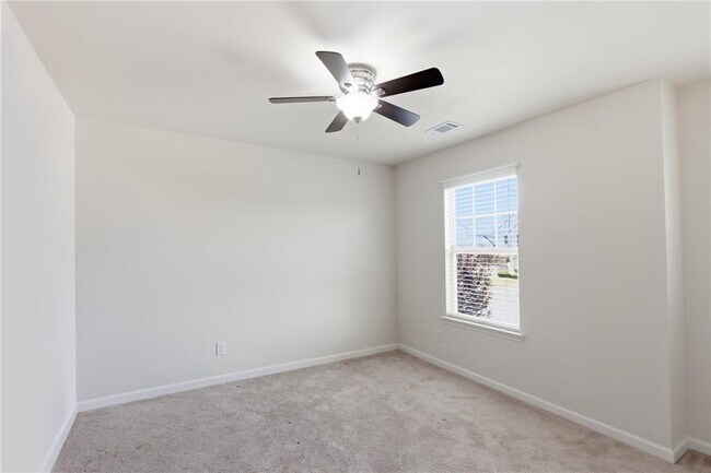 Building Photo - 906 Donington Cir SE
