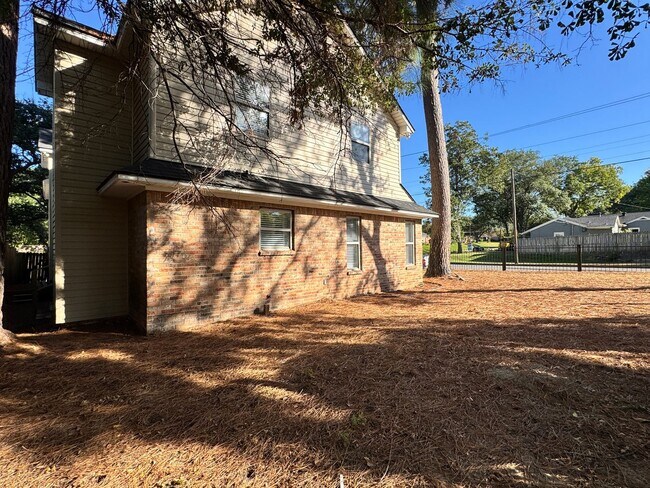 Building Photo - 627 W 2nd St