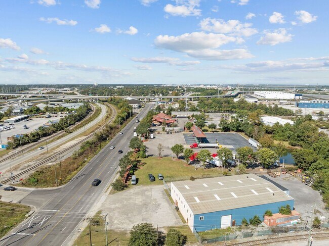 Building Photo - Charming Single-Family Home