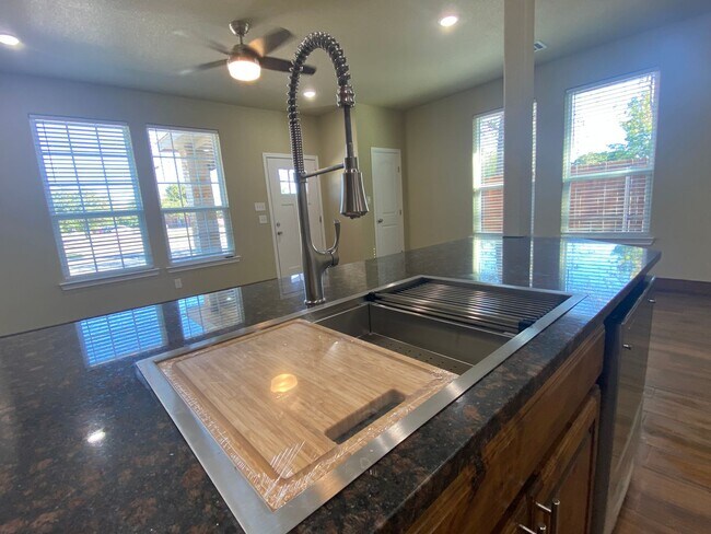 Building Photo - 105 Sabine Ave. #B