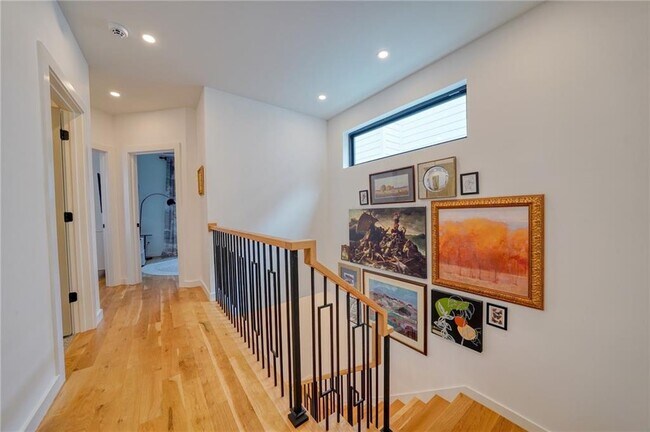 Building Photo - 829 Barnett St NE