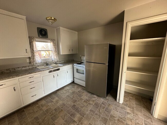 Building Photo - 2 bedroom 1 bath single family home