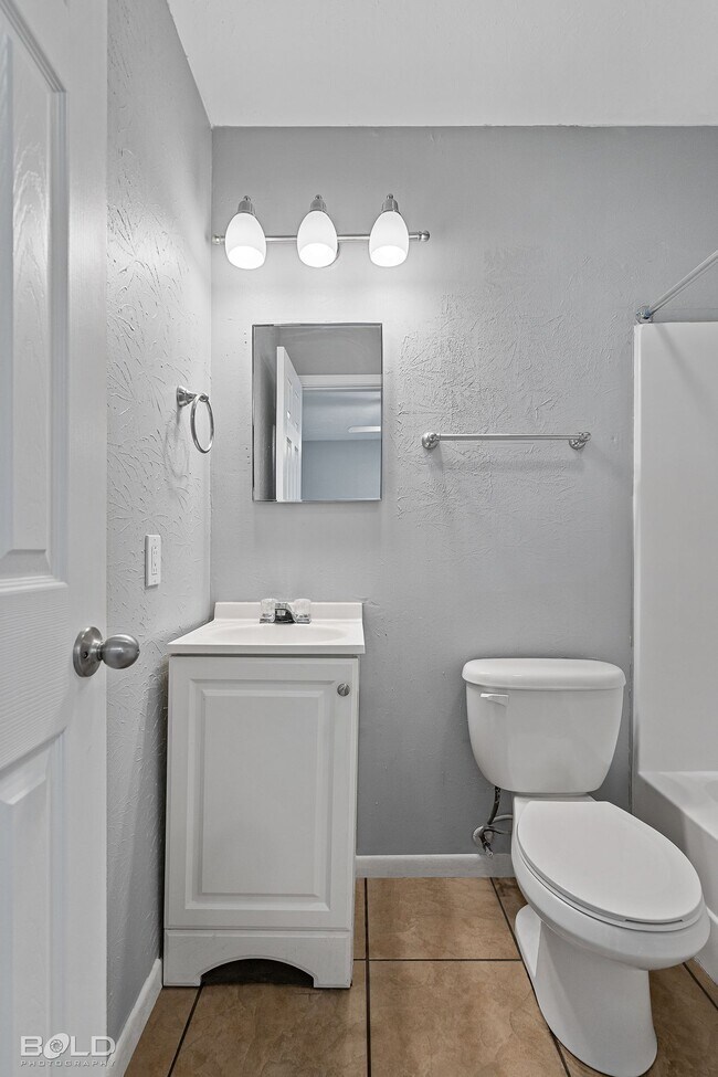 Building Photo - 1820 E Texas St