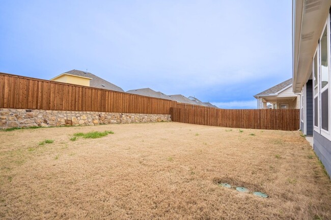 Building Photo - Welcome home to this light and bright home!