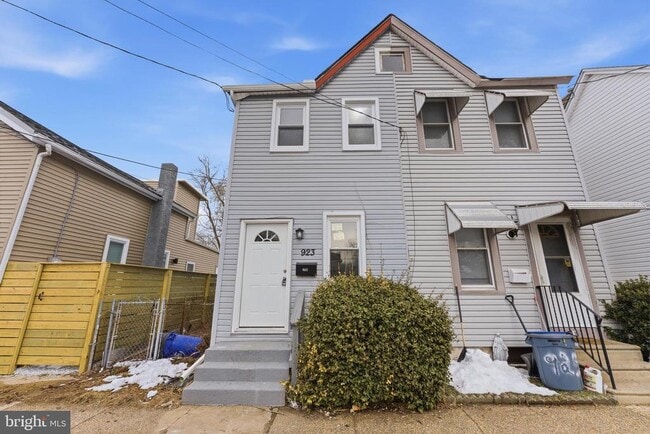 Building Photo - 923 Ridgeway St