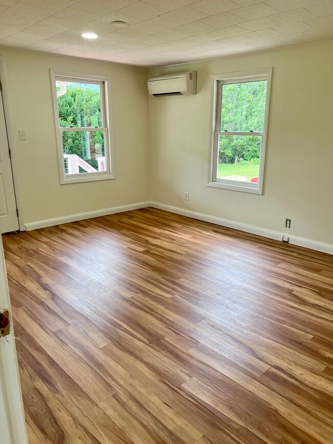 Building Photo - Super cute farm house with beautiful mountain view! 2 bedrooms, 1 bathroom!