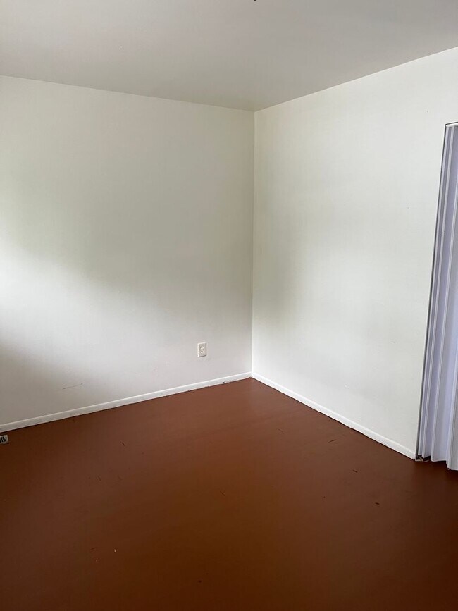 Building Photo - 3 Bedroom 1.5 Bath - $1200