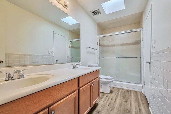 Building Photo - 3820 Grandview: Spacious 4-bedroom, 2-bath home with large bedrooms and no carpet