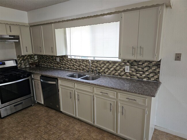 Building Photo - 221 Palm Aire Dr
