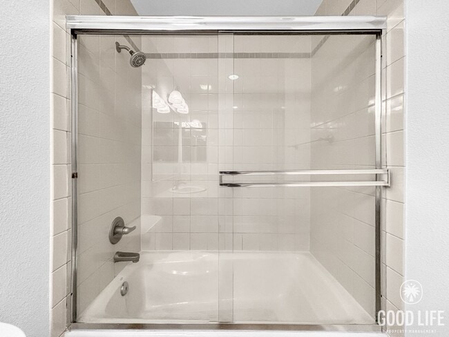 Building Photo - Beautiful 2BD/2BA Condo in La Jolla W/ Pri...