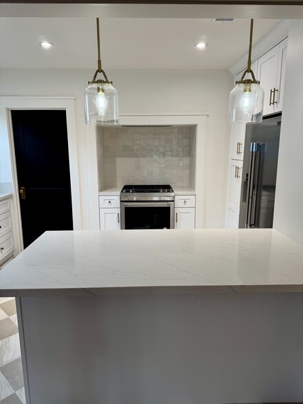 Building Photo - 1121 N Heliotrope Dr
