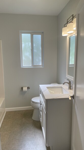 Hall Bathroom - 3289 CA-128