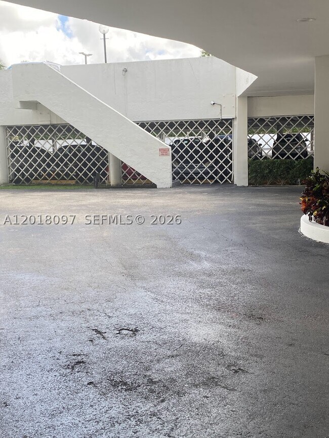 Building Photo - 13951 Kendale Lakes Dr