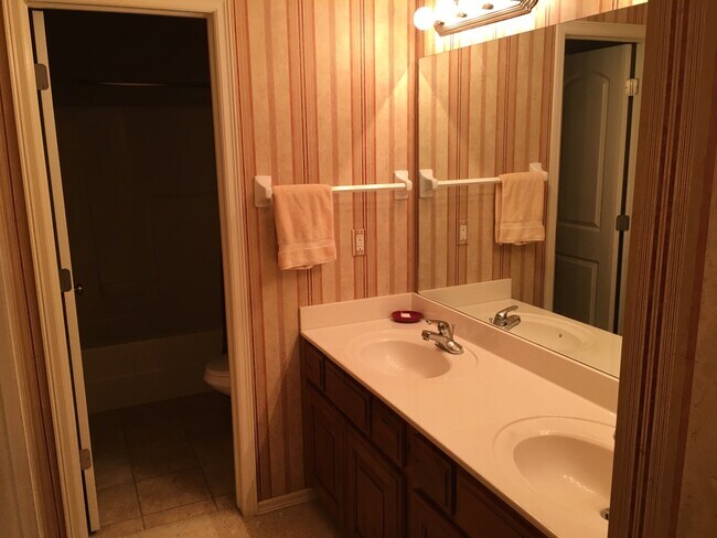 Building Photo - 4201 W Kent St