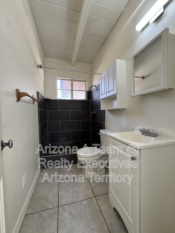 Building Photo - 2631 N Fontana Ave