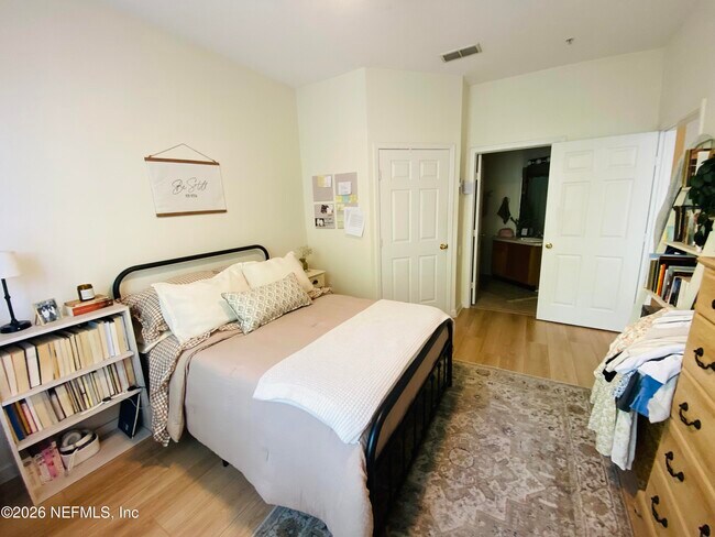 Building Photo - 10550 Baymeadows Rd