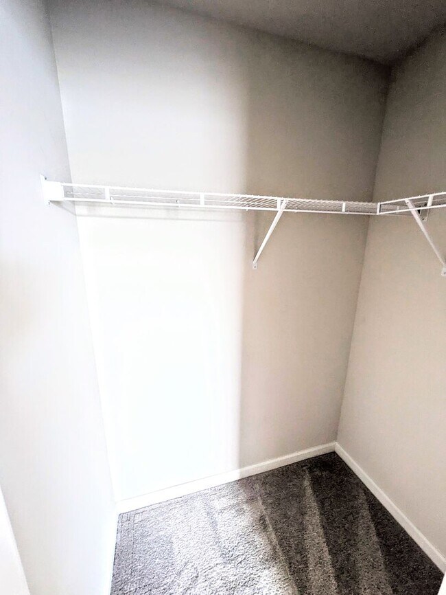 Building Photo - Annual UNfurnished NEW 4/ 2 1/2 home off S...