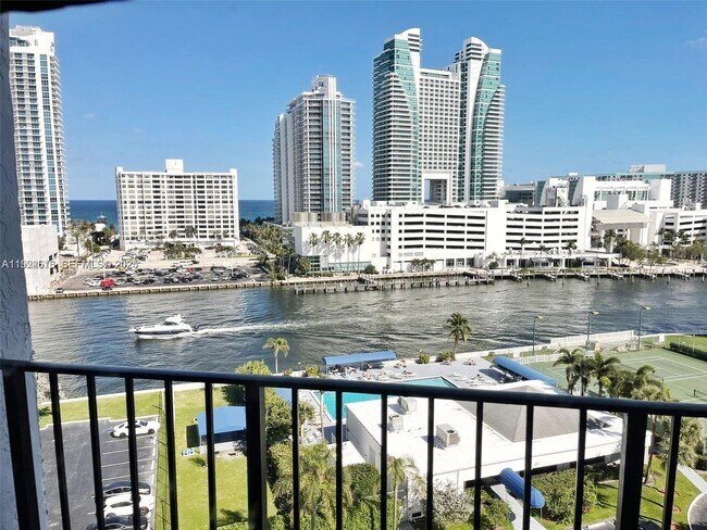 Building Photo - 600 Parkview Dr