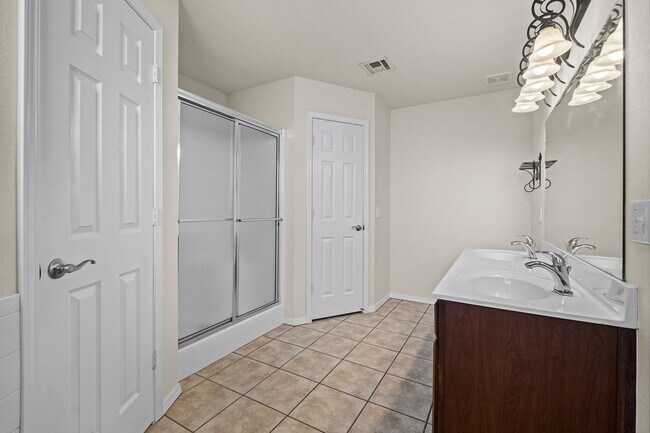 Building Photo - 3 Bed, 2 Bath Home Near Osage Park & Walma...