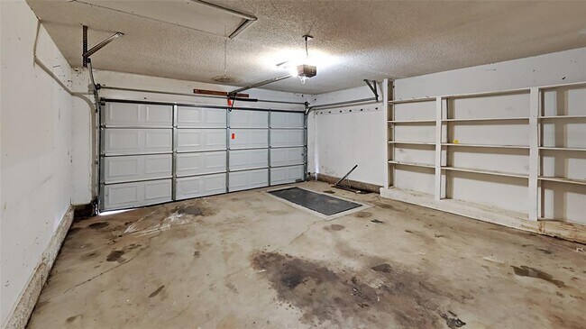 Building Photo - 10020 S Ross Ave