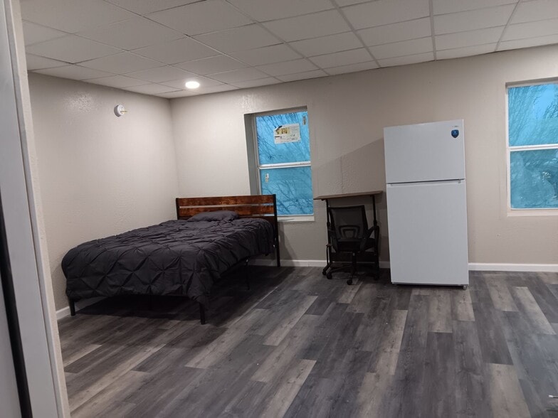 Building Photo - 1704 Commercial Ave