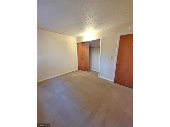 Building Photo - 545 Birchcrest Dr