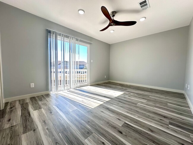 Building Photo - Beautifully Renovated 2B/2.5B Townhome wit...