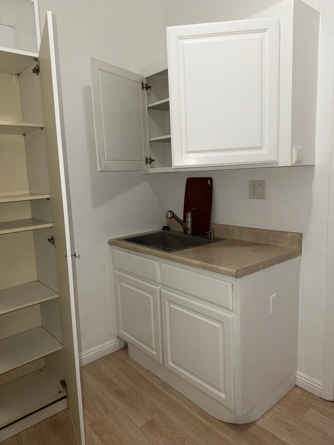 Building Photo - 1267 S Dunsmuir Ave