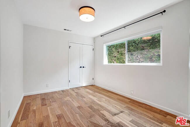 Building Photo - 4340 W 60th St