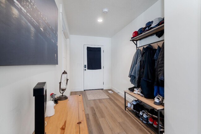 Building Photo - 1841 E Magnolia Cir