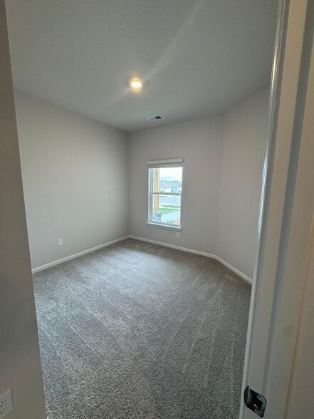 Building Photo - 518 N Pear St