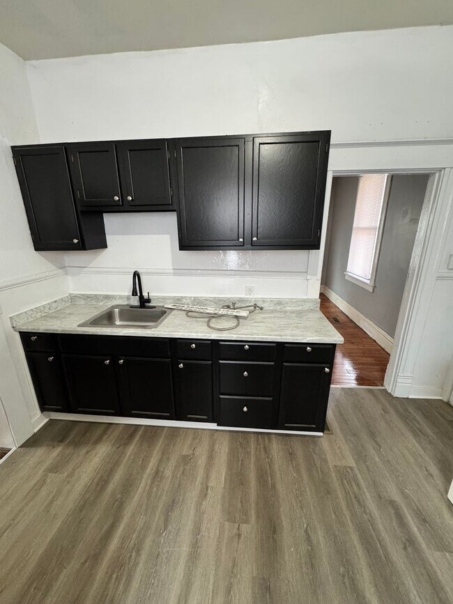 Building Photo - 5 bed 2 bath, central all electric HVAC, laundry, fenced yard house!