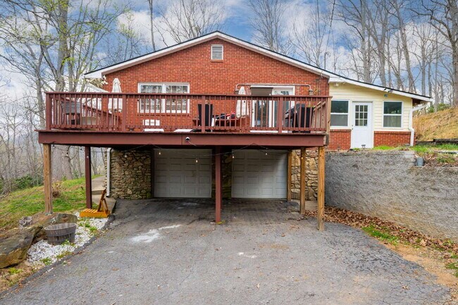 Building Photo - Fairview Retreat | 3BR/3BA with Finished Basement, 2-Car Garage & Private Yard — 17 Min to Asheville