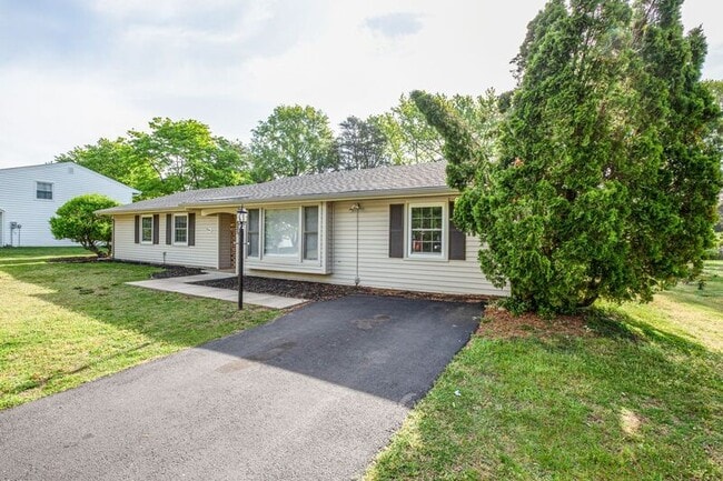 Building Photo - 825 Barkley Dr