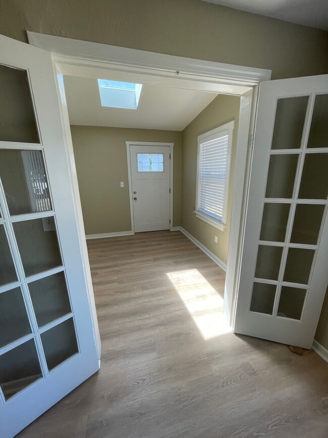 Building Photo - Fully Remodeled Home on Large Lot!