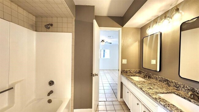 Building Photo - 2702 Foliage Green Dr