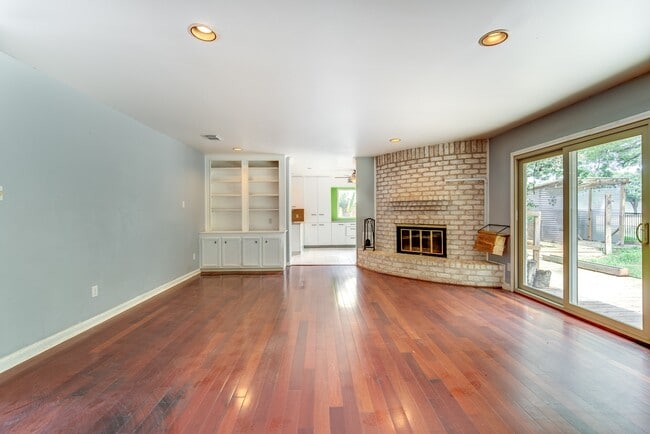 Building Photo - 3927 Pleasant Valley Dr
