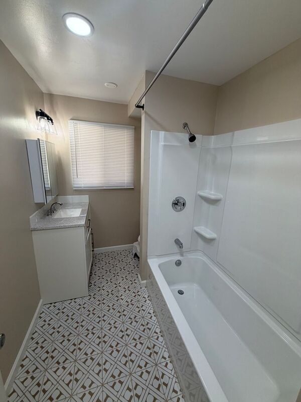 Building Photo - 338 S Melrose Dr