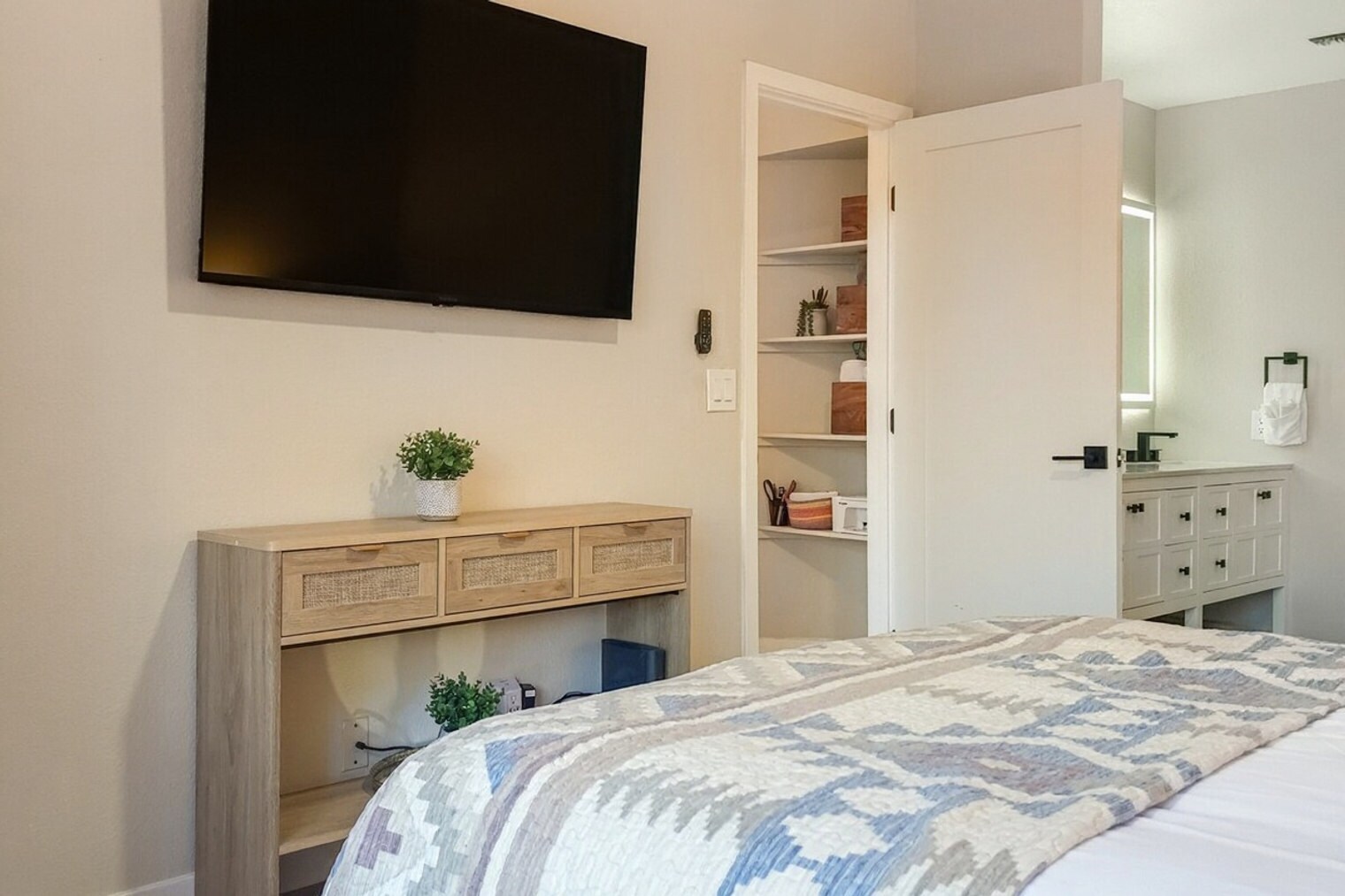 Building Photo - 1001 N Pasadena