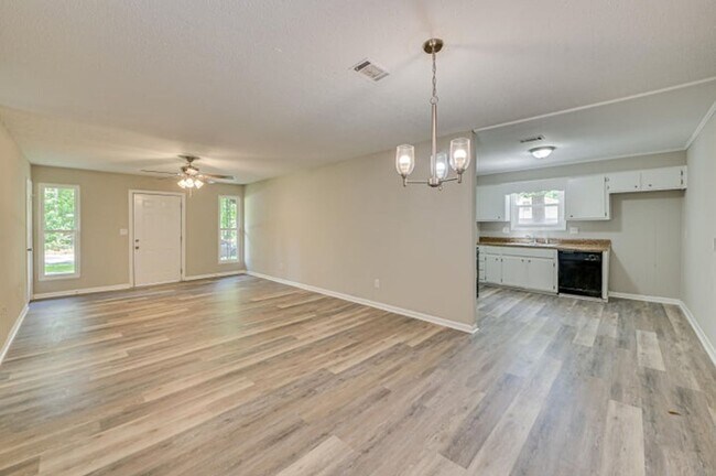 Building Photo - Updated Hephzibah Home with Covered Parking