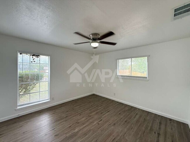 Building Photo - 5419 Lk Grv Dr