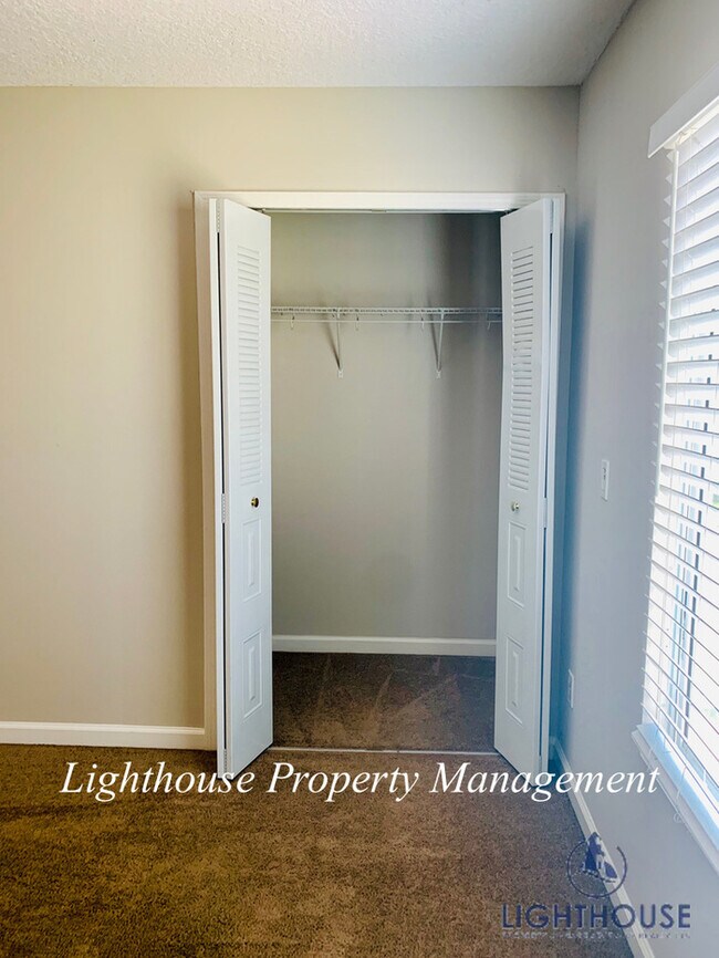 Building Photo - Renovated 2 Bedroom Townhome Just 8 Blocks From The Beach