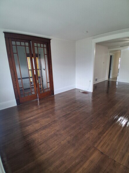 Building Photo - 690 E Utica St