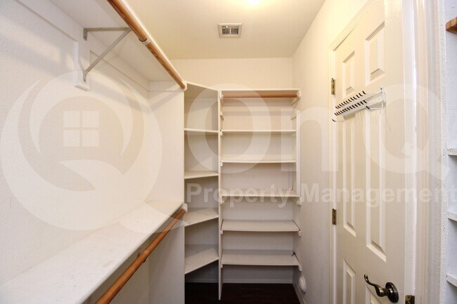 Building Photo - 822 W Earll Dr